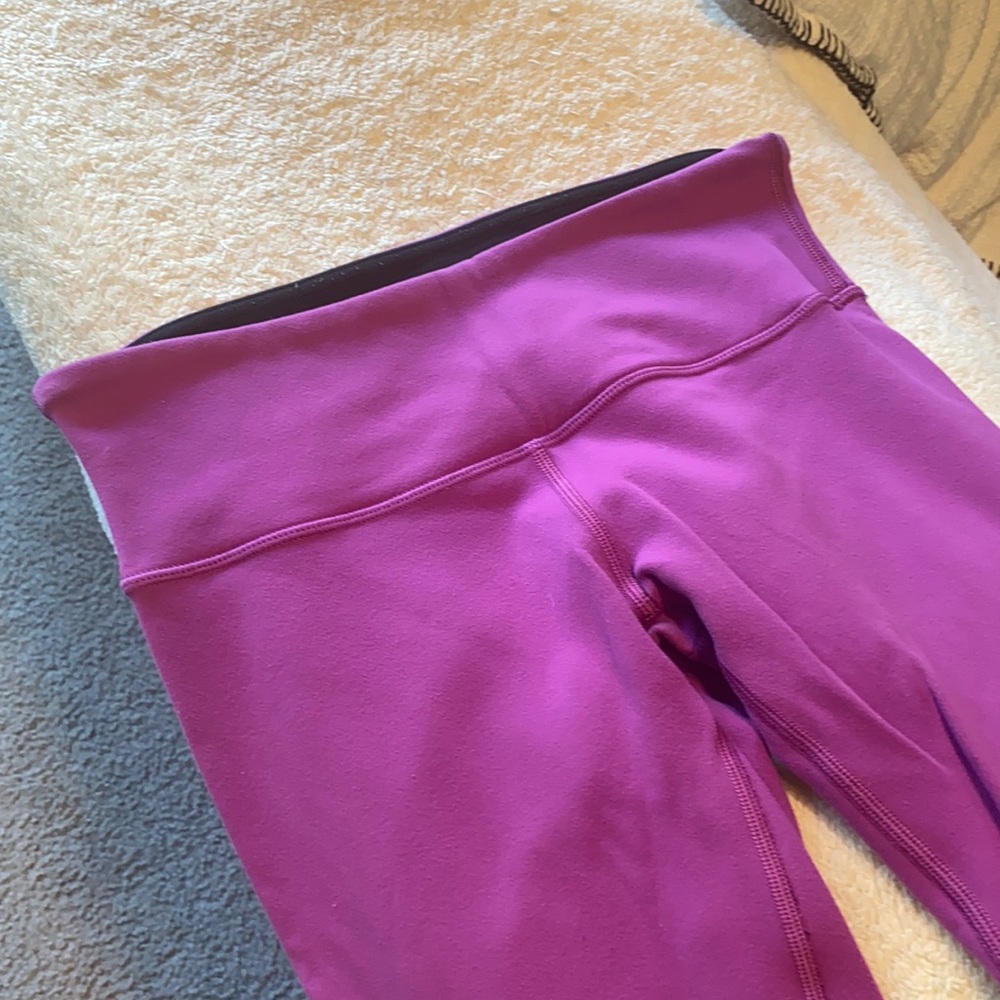 Reversible LuluLemon fuchsia/black leggings, sz 6